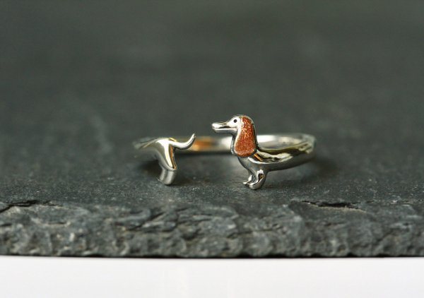 Silber Ring Dackel aus 925 Sterling mit per Hand verkupfertem Ohr das perfekte Geschenk für sie als größenverstellbarer Echtschmuck mit Hund